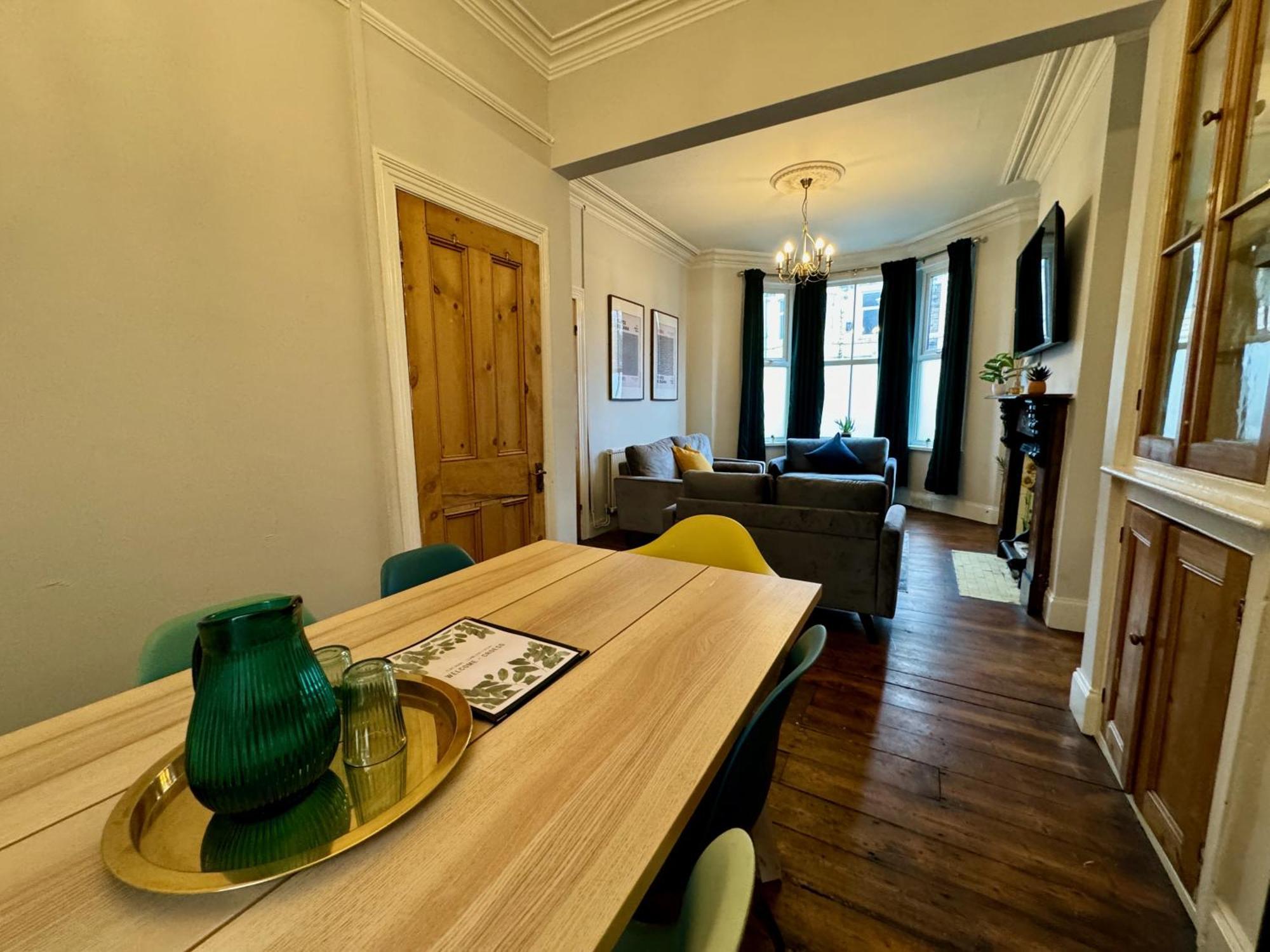 Large Citycentre Townhouse & Hot Tub, Pool Table And Offroad Parking Cardiff Exterior foto