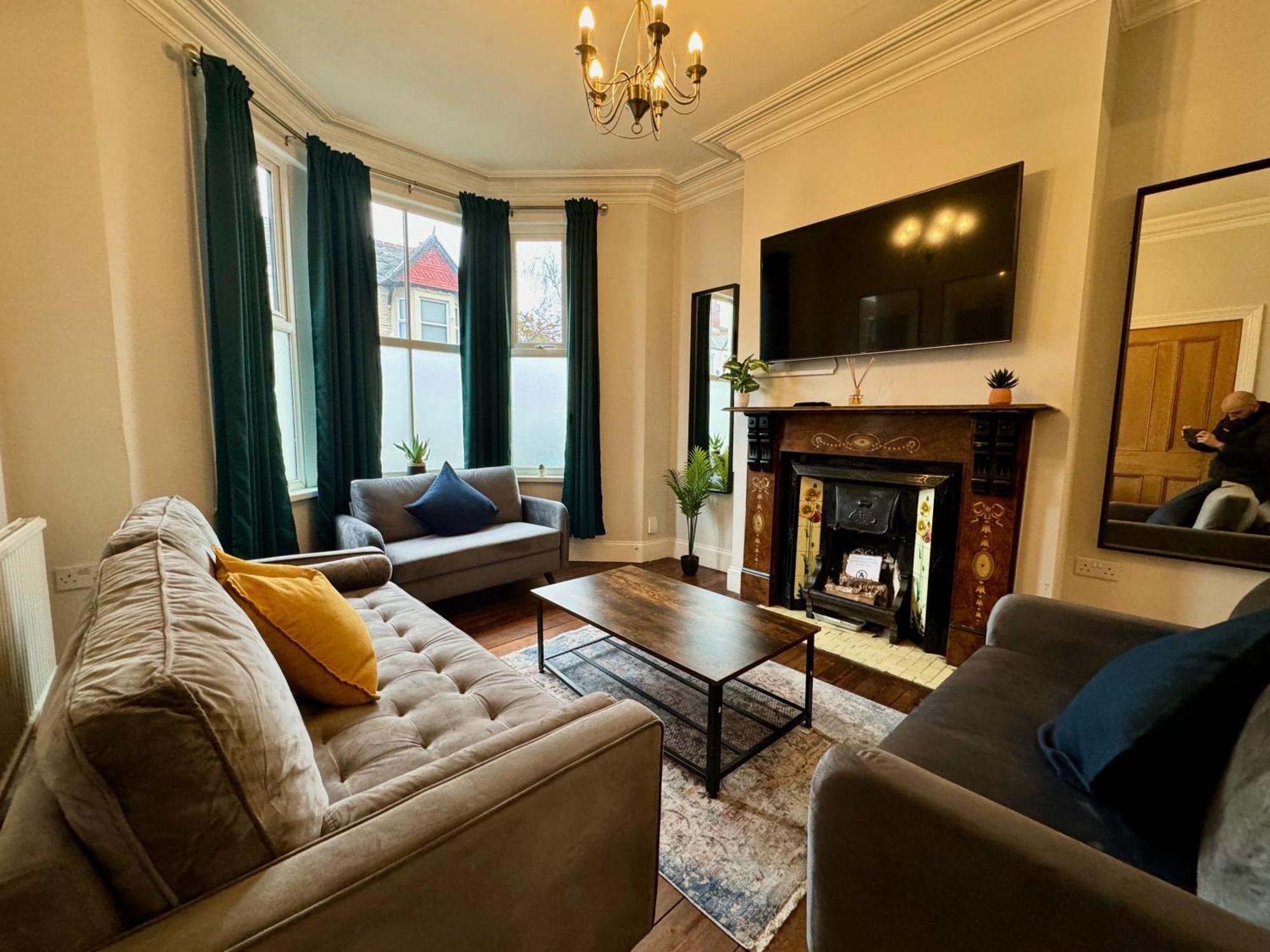 Large Citycentre Townhouse & Hot Tub, Pool Table And Offroad Parking Cardiff Exterior foto